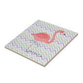 Rosa Flamingo mit farbenfrohen Zickzack Fliese (Seite)