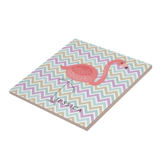 Rosa Flamingo mit farbenfrohen Zickzack Fliese (Seite)