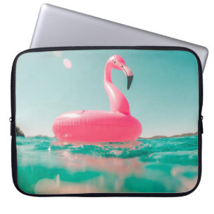 Rosa Flamingo schwimmen auf dem Körper des Wassers Laptopschutzhülle