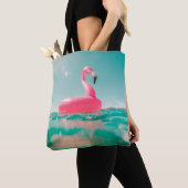 Rosa Flamingo schwimmen auf dem Körper des Wassers Tasche (Von Nahem)
