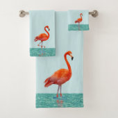 Rosa Flamingo Stehend am Strand auf Aquamarinem Li Badhandtuch Set (Insitu)