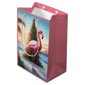Rosa Flamingo und Christbaum Tropical Beach Mittlere Geschenktüte (Rückseite Schrägansicht)