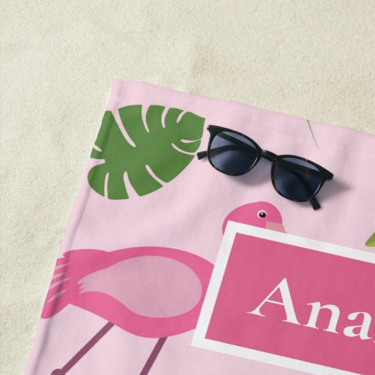 Rosa Flamingo und tropische Blätter personalisiert Strandtuch (Beispiel)