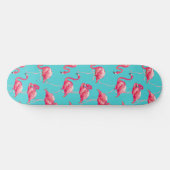 Rosa Flamingo-Vögel auf türkisfarbenem Hintergrund Skateboard (Horizontal)