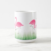 Rosa Flamingos auf grünem Gras Kaffeetasse (Mittel)