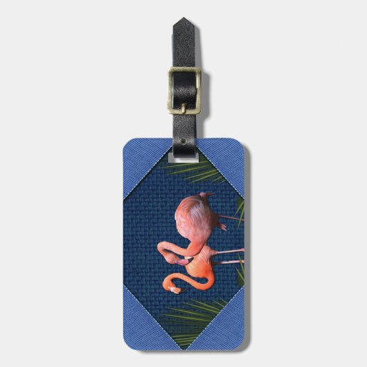 Rosa Flamingos auf klassischem blauen Stoff Gepäckanhänger (Vorderseite vertikal)