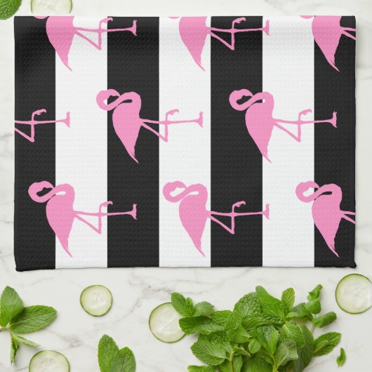 Rosa Flamingos auf schwarzen und weißen Streifen Geschirrtuch (Gefaltet)