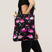 Rosa Flamingos, dunkles, nahtloses Muster. Tasche (Von Nahem)