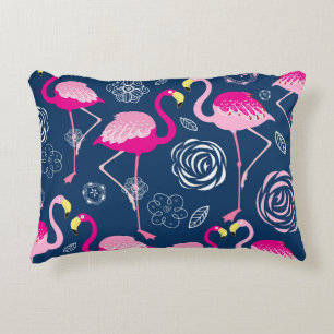 Rosa Flamingos: Grafisches dunkles Muster Dekokissen