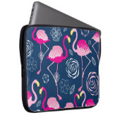 Rosa Flamingos: Grafisches dunkles Muster Laptopschutzhülle (Vorne Rechts)