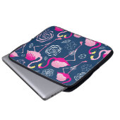 Rosa Flamingos: Grafisches dunkles Muster Laptopschutzhülle (Vorne Knopf)