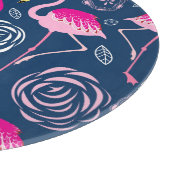 Rosa Flamingos: Grafisches dunkles Muster Schneidebrett (Ecke)