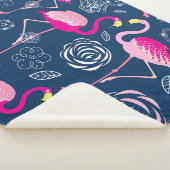 Rosa Flamingos: Grafisches dunkles Muster Sherpadecke (3/4)