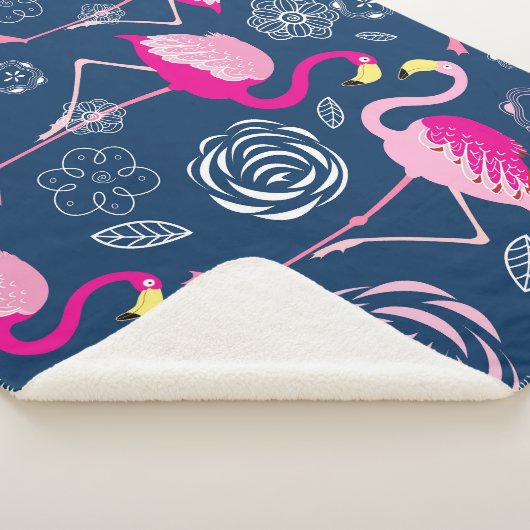 Rosa Flamingos: Grafisches dunkles Muster Sherpadecke (3/4)