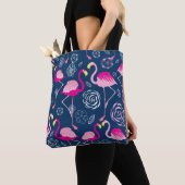 Rosa Flamingos: Grafisches dunkles Muster Tasche (Von Nahem)