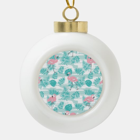 Rosa Flamingos, grüne Blätter aus Palmen, tropisch Keramik Kugel-Ornament (Vorderseite)
