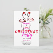 Rosa Flamingos in Weihnachtsmannmützen Weihnachts- Einladung (Stehend Vorderseite)