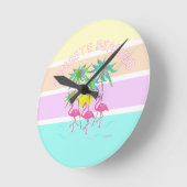 Rosa Flamingos mit Palmen, Namaste Strände, Cool Runde Wanduhr (Winkel)