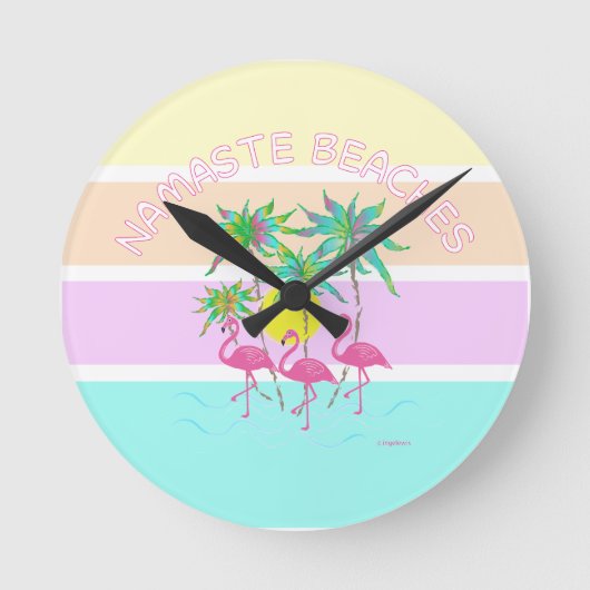 Rosa Flamingos mit Palmen, Namaste Strände, Cool Runde Wanduhr (Vorderseite)