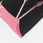 Rosa Flamingos: Schwarzer Hintergrund Vintage Fleecedecke (Ecke)