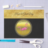 Rosa Flamingos, stehend zusammen mit Goldfolie Seidenpapier (Handwerk)