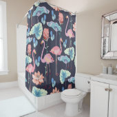 Rosa Flamingos, umgeben von Lotus-Blume und Pro Duschvorhang (Beispiel)