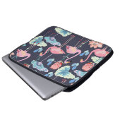 Rosa Flamingos, umgeben von Lotus-Blume und Pro Laptopschutzhülle (Vorne Knopf)