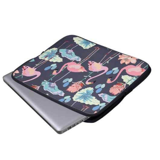 Rosa Flamingos, umgeben von Lotus-Blume und Pro Laptopschutzhülle (Vorne Knopf)