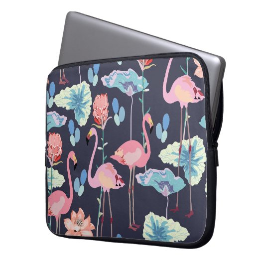 Rosa Flamingos, umgeben von Lotus-Blume und Pro Laptopschutzhülle (Vorderseite Links)