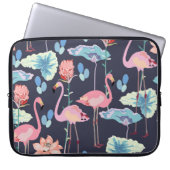 Rosa Flamingos, umgeben von Lotus-Blume und Pro Laptopschutzhülle (Vorderseite)