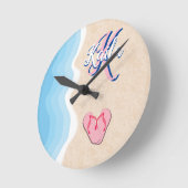 Rosa Flip-Flops am Strand Runde Wanduhr (Winkel)