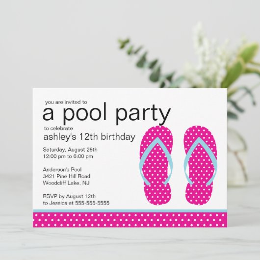 Rosa Flip Flops Pool Party Einladung (Stehend Vorderseite)