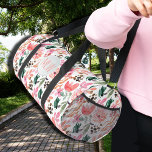 Rosa florale Mit Monogramm Groß Duffle Bag<br><div class="desc">Stilvoll rosa Blumenmuster mit Ihren Monogramm-Initialen auf der Vorderseite dieses großen Duffelbeutels. Die Tasche mit der Größe 23" x 12" x 12" (kleinere Größe verfügbar) wird mit einem Volldruck auf Polyesterpoplin hergestellt. Umfasst robuste 22" Tragegriff und einen herausnehmbaren 27" bis 48" Schultergurt mit Innentasche mit Reißverschluss und Maschentasche auf einem...</div>