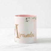 Rosa florale Monogramm M Aquarell mit Name Tasse (Zentrum)