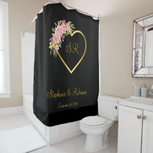 Rosa florales goldenes Herzmonogramm auf Schwarz Duschvorhang