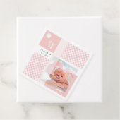 Rosa Foto Birth Ankündigung Gingham Footprints Geschenkanhänger (Beispiel)