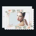 Rosa Foto - Einladung<br><div class="desc">Diese atemberaubende Einladung zeichnet sich durch einen weißen Hintergrund mit weichen rosa Rosenrahmen aus. Ideal für eine Frau jeden Alters. (Designed by Freepik). (Designed by Freepik). ()Die Karte ist leicht mit Ihrem Wortlaut, Schriftart und Schriftfarbe anzupassen.() Nicht genau das, was Sie suchen? Alle unsere Produkte können auf Ihre Bedürfnisse zugeschnitten...</div>