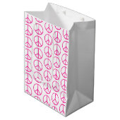 Rosa Friedenszeichen-Geschenkpapier Mittlere Geschenktüte (Vorderseite Schrägansicht)