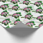 Rosa Frosch auf grünem Leaf-Muster Geschenkpapier (Ecke)