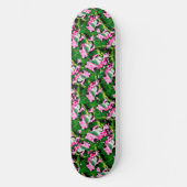Rosa Frosch auf grünem Leaf-Muster Skateboard (Vorderseite)