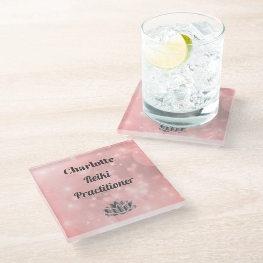 Rosa Funkelnd Reiki Practitioner personalisiert Glasuntersetzer (Schrägansicht)