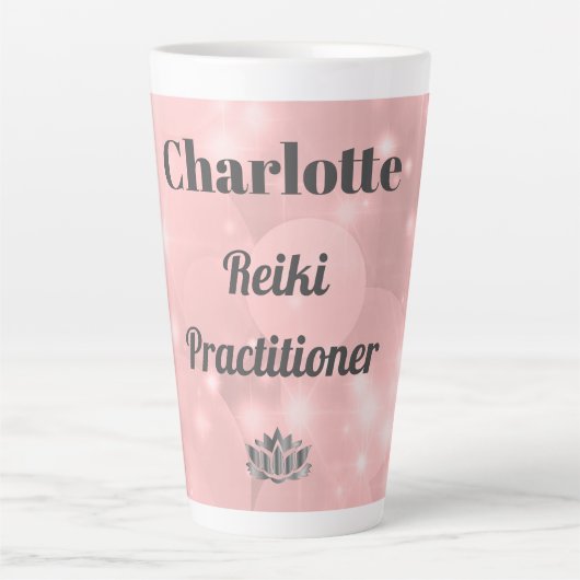 Rosa Funkelnd Reiki Practitioner personalisiert Milchtasse (Vorderseite)