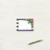 Rosa Gartennelken u. Marine-blaue Post-it Klebezettel (Auf Schreibtisch)