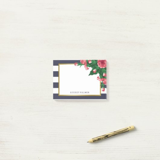 Rosa Gartennelken u. Marine-blaue Post-it Klebezettel (Auf Schreibtisch)