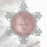 Rosa gebürsteter Glitzer Monogramm Name<br><div class="desc">Dieses trendige,  schicke Schneeflocke gerahmte Weihnachtsgeschmuckdesign mit hübschem silberglänzenden Imitat Glitzer auf einer Rose goldgebürstetem metallischem Hintergrund.</div>
