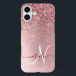 Rosa gebürsteter Glitzer Monogramm Name iPhone 16 Plus Hülle<br><div class="desc">Dieses schicke und schicke Gehäuse mit hübschem,  schwarz-rosa funkelndem Glitzer auf einem rot-rosa gebürsteten metallischen Hintergrund ist einfach zu personalisieren.</div>