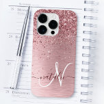 Rosa gebürsteter Glitzer Monogramm Name Case-Mate iPhone 14 Pro Hülle<br><div class="desc">Dieses schicke und schicke Gehäuse mit hübschem,  schwarz-rosa funkelndem Glitzer auf einem rot-rosa gebürsteten metallischen Hintergrund ist einfach zu personalisieren.</div>