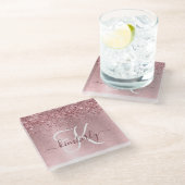 Rosa gebürsteter Glitzer Monogramm Name Glasuntersetzer (Schrägansicht)