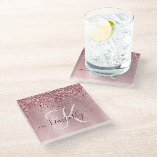 Rosa gebürsteter Glitzer Monogramm Name Glasuntersetzer (Schrägansicht)
