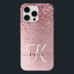 Rosa gebürsteter Glitzer Monogramm Name iPhone 15 Pro Max Hülle<br><div class="desc">Dieses schicke und schicke Gehäuse mit hübschem,  schwarz-rosa funkelndem Glitzer auf einem rot-rosa gebürsteten metallischen Hintergrund ist einfach zu personalisieren.</div>